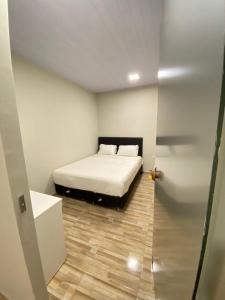Giường trong phòng chung tại Apartamento entero en Caacupé.
