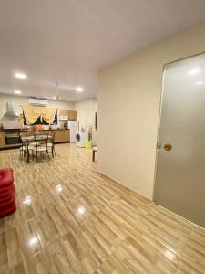 Kuchyň nebo kuchyňský kout v ubytování Apartamento entero en Caacupé.