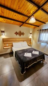 um quarto com uma cama grande com duas toalhas sobre ela em Chalé Sunset em Miguel Pereira mais 25 fotografias