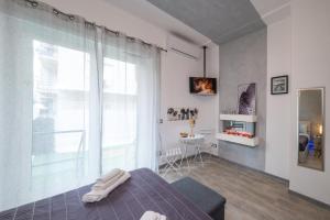 een slaapkamer met een bed en een groot raam bij Relax room Apartment in Rome