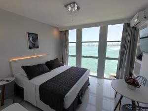 Cama ou camas em um quarto em Grand Hotel Guarujá - A sua Melhor Experiência Beira Mar na Praia!