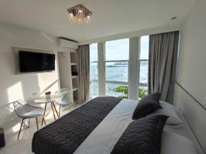 Cama ou camas em um quarto em Grand Hotel Guarujá - A sua Melhor Experiência Beira Mar na Praia!