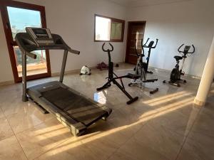 ein Fitnessstudio mit mehreren Heimtrainern in einem Raum in der Unterkunft Zarafah in Poponguine