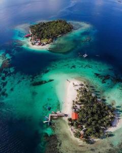 una vista aérea de una isla en el océano en Cabaña privada en Guna Yala isla diablo baño compartido en Cagantupo
