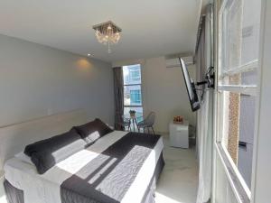 Cama ou camas em um quarto em Grand Hotel Guarujá - A sua Melhor Experiência Beira Mar na Praia!