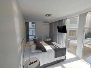 Uma TV ou centro de entretenimento em Grand Hotel Guarujá - A sua Melhor Experiência Beira Mar na Praia!