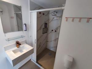 Um banheiro em Grand Hotel Guarujá - A sua Melhor Experiência Beira Mar na Praia!