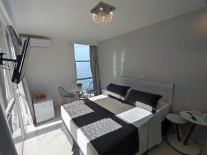 Cama ou camas em um quarto em Grand Hotel Guarujá - A sua Melhor Experiência Beira Mar na Praia!