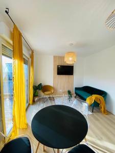 a living room with a table and a couch at Appartement standing Le Havre in Le Havre