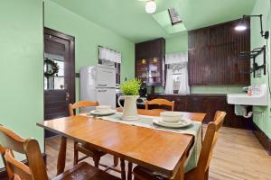 uma sala de jantar com uma mesa de madeira e cadeiras em Downtown Gillett Bungalow, Fireplace, 3B, Historic 