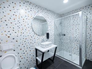 uma casa de banho com um WC, um lavatório e um chuveiro em Zagreb City Center Apartments LUX em Zagreb