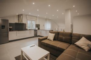 a living room with a couch and a kitchen at Casas del Pedregal apartamento 3 in A Estrada