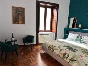 um quarto com uma cama, uma cadeira e uma janela em Francy's house em Salerno