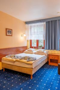 - une chambre avec 2 lits et une fenêtre dans l'établissement Fantazja, à Szklarska Poręba