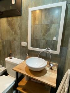 Meliquina Home في فيلا ميليكينا: حمام مع حوض ومرحاض ومرآة