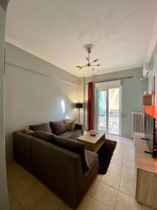 sala de estar con sofá y mesa en Cozy flat Korydallos, en Pireo