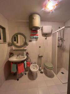 スビアーコにあるVillapilaのバスルーム(洗面台、トイレ、シャワー付)
