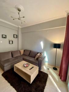 sala de estar con sofá y mesa de centro en Cozy flat Korydallos, en Pireo