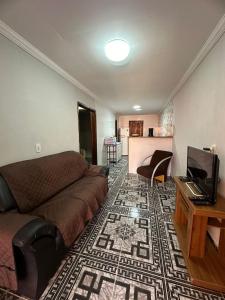 馬拉戈日的住宿－Casa - Peroba，带沙发和电视的客厅