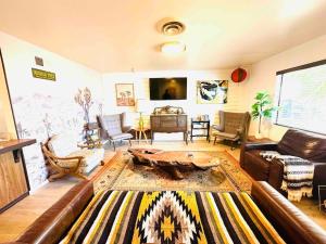 Joshua Tree House with Great View - 1 min from visitor center!的休息区