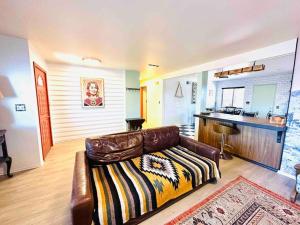 Joshua Tree House with Great View - 1 min from visitor center!的厨房或小厨房