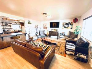 Joshua Tree House with Great View - 1 min from visitor center!的电视和/或娱乐中心