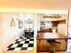 Joshua Tree House with Great View - 1 min from visitor center!的厨房或小厨房