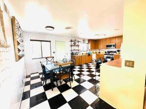 Joshua Tree House with Great View - 1 min from visitor center!的厨房或小厨房