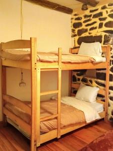 - deux lits superposés dans une chambre dans l'établissement Punto Sagrado, à Ollantaytambo