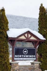 um sinal com neve em cima em Northwinds Hotel Revelstoke em Revelstoke