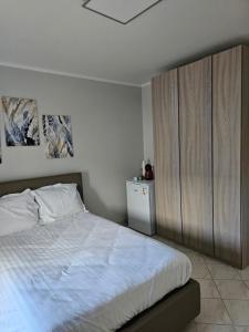 Un dormitorio con una cama grande y un gran armario de madera. en Valpino, 