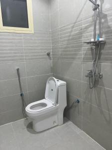 شقة غرف نوم وجلسة استديو في السيل الصغير: حمام مع مرحاض أبيض في كشك