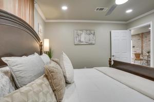 een slaapkamer met een groot bed met witte kussens bij Charming Louisiana Getaway with Deck and Yard! in Destrehan