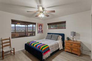 Joshua Tree House with Great View - 1 min from visitor center!客房内的一张或多张床位
