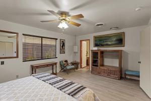 约书亚树Joshua Tree House with Great View - 1 min from visitor center!的带床和吊扇的卧室