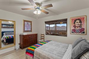Joshua Tree House with Great View - 1 min from visitor center!客房内的一张或多张床位