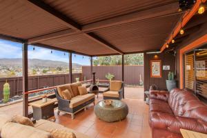Joshua Tree House with Great View - 1 min from visitor center!的休息区