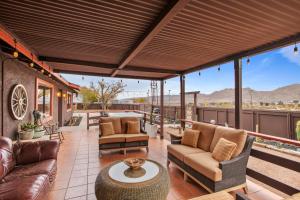 Joshua Tree House with Great View - 1 min from visitor center!的休息区