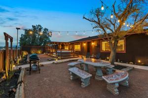 Joshua Tree House with Great View - 1 min from visitor center!的阳台或露台