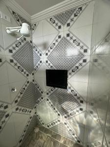 y baño con pared de azulejos y techo. en Casa - Peroba, en Maragogi