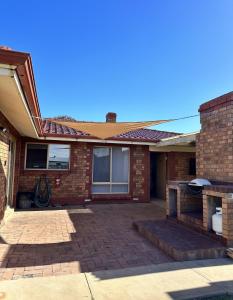 Το κτήριο όπου στεγάζεται  η παραθεριστική κατοικία