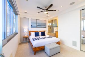 A bed or beds in a room at Ocean view, two-level condo with stunning view, decks, fast WiFi & fireplace