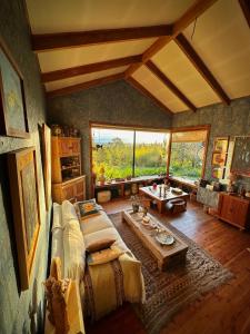 a living room with a couch and a table at Suite con jacuzzi y bellas vistas in Lanalhue Lake