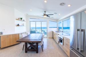 cocina con mesa y vistas al océano en Ocean view, two-level condo with stunning view, decks, fast WiFi & fireplace, en San Diego
