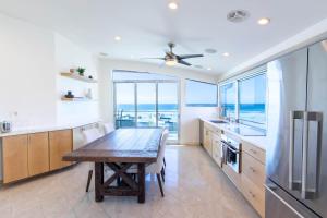 Ocean view, two-level condo with stunning view, decks, fast WiFi & fireplace في سان دييغو: مطبخ مع طاولة مطلة على المحيط