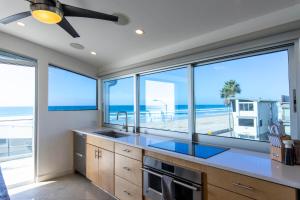 A kitchen or kitchenette at Ocean view, two-level condo with stunning view, decks, fast WiFi & fireplace