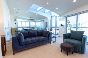A seating area at Ocean view, two-level condo with stunning view, decks, fast WiFi & fireplace