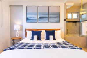A bed or beds in a room at Ocean view, two-level condo with stunning view, decks, fast WiFi & fireplace