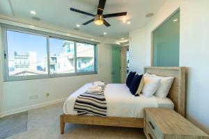 A bed or beds in a room at Ocean view, two-level condo with stunning view, decks, fast WiFi & fireplace