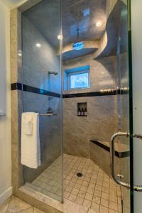 A bathroom at Ocean view, two-level condo with stunning view, decks, fast WiFi & fireplace Még 10 kép